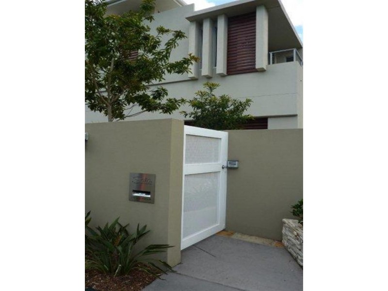 12 Oak Avenue, Surfers Paradise QLD 4217