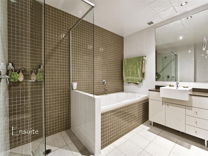 4 Como Crescent, Southport QLD 4215