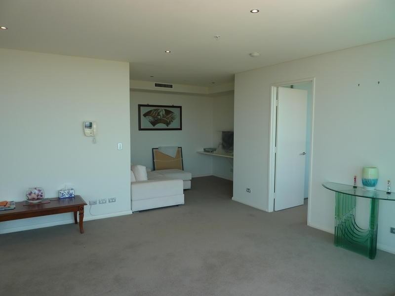1 Como Crescent, Southport QLD 4215