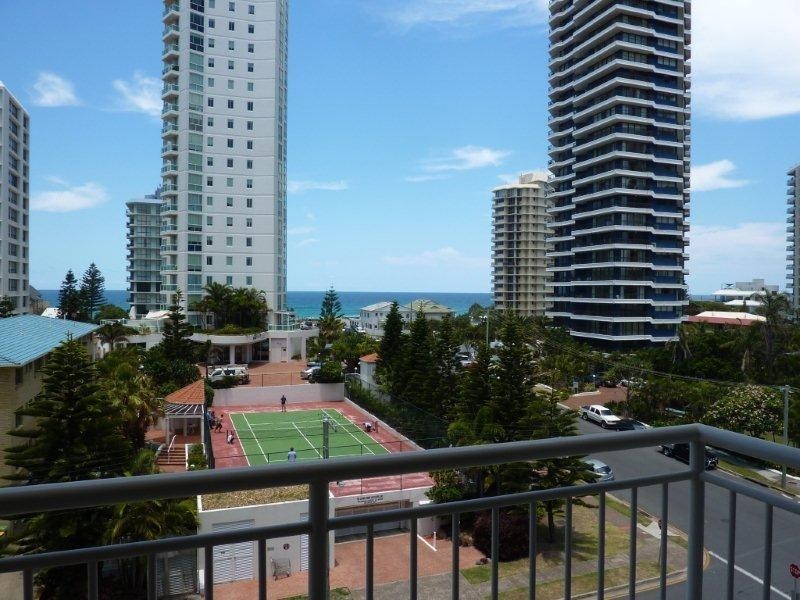 52 Pacific Street, Main Beach QLD 4217