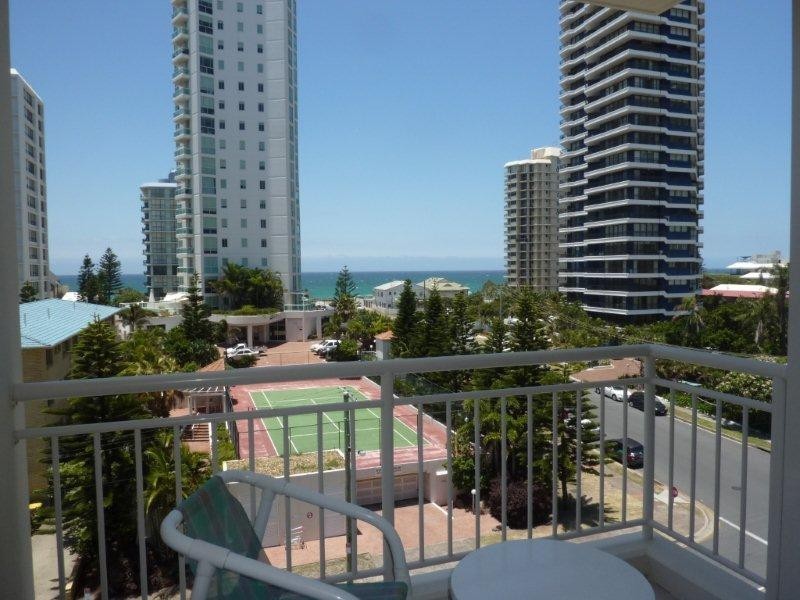 52 Pacific Street, Main Beach QLD 4217