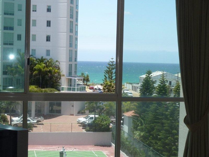 52 Pacific Street, Main Beach QLD 4217