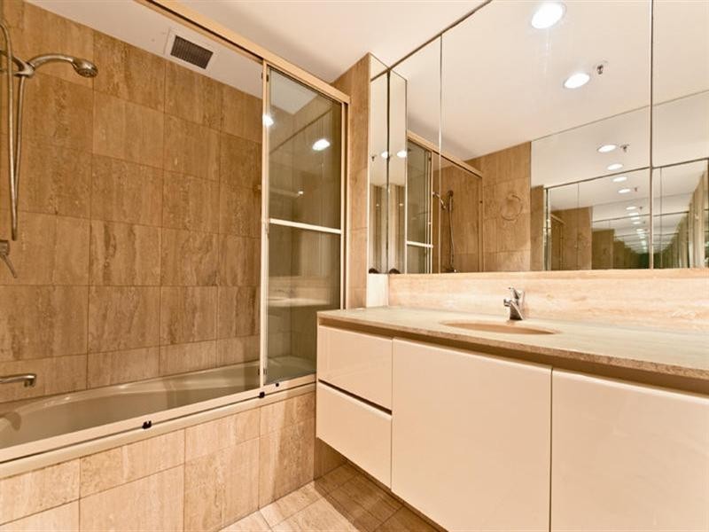 1 Serisier Avenue, Main Beach QLD 4217