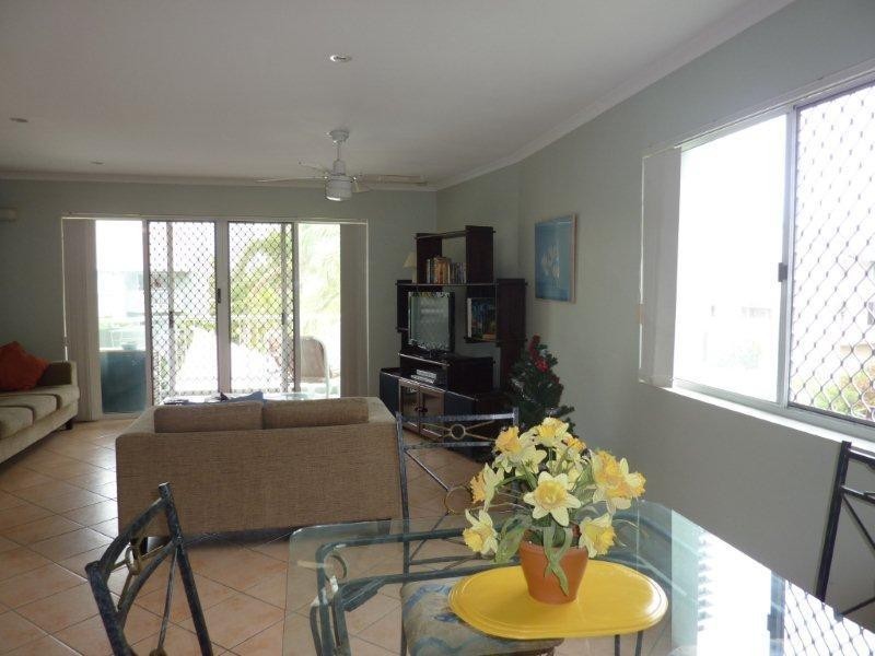 11 Breaker Street, Main Beach QLD 4217