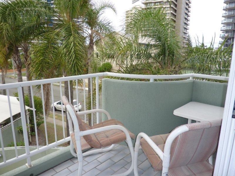 11 Breaker Street, Main Beach QLD 4217