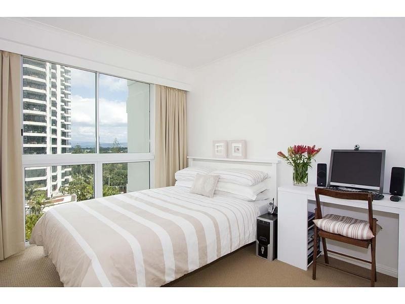 15 Breaker Street, Main Beach QLD 4217