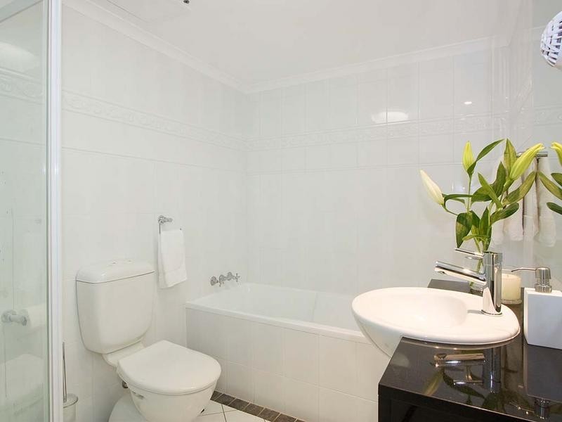 15 Breaker Street, Main Beach QLD 4217