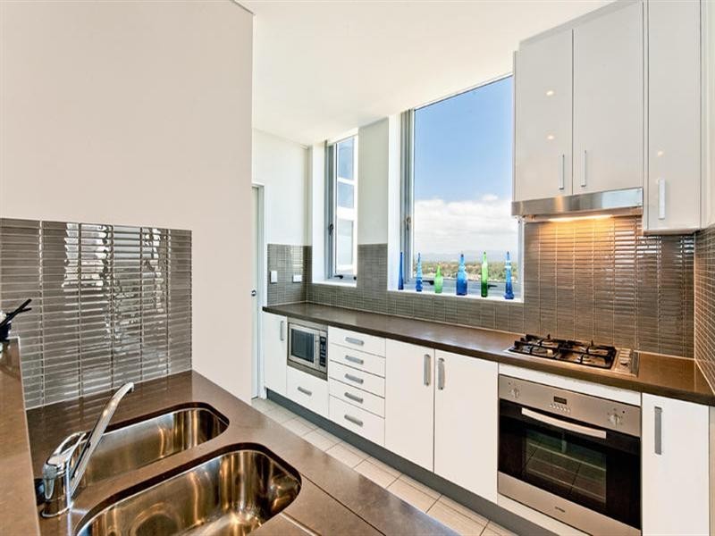 4 Como Crescent, Southport QLD 4215