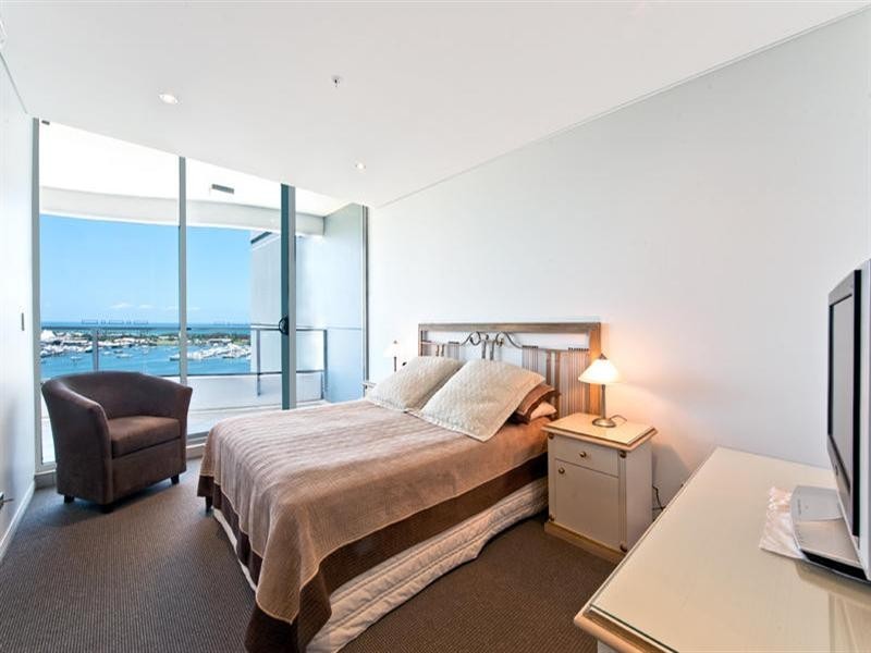 4 Como Crescent, Southport QLD 4215