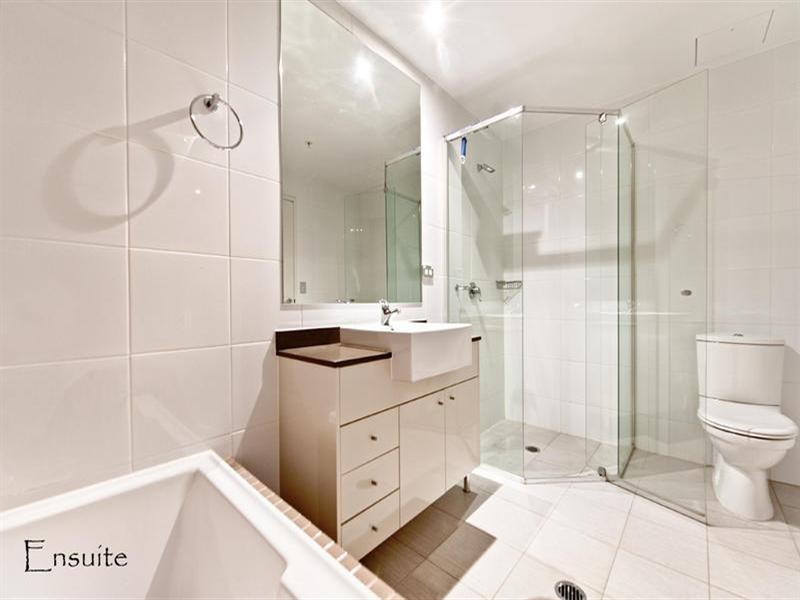 4 Como Crescent, Southport QLD 4215