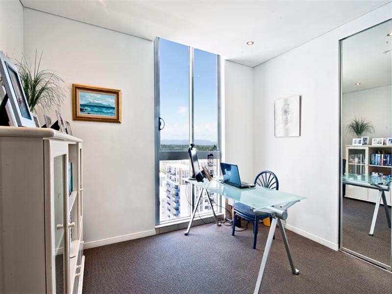 4 Como Crescent, Southport QLD 4215