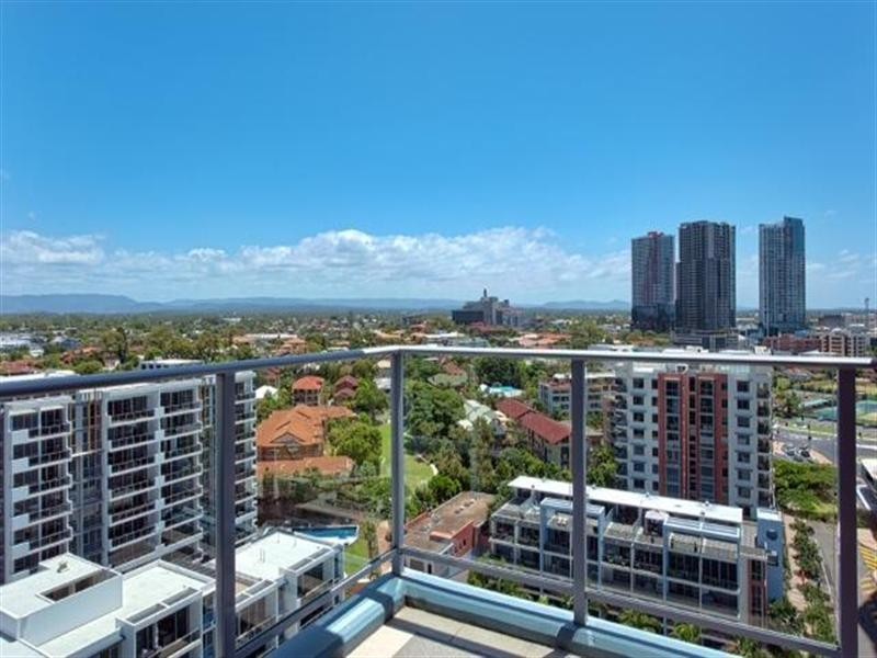 4 Como Crescent, Southport QLD 4215