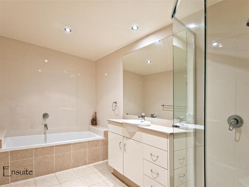 1 Como Crescent, Southport QLD 4215