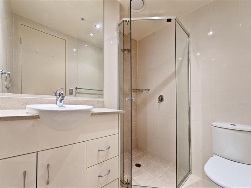 1 Como Crescent, Southport QLD 4215