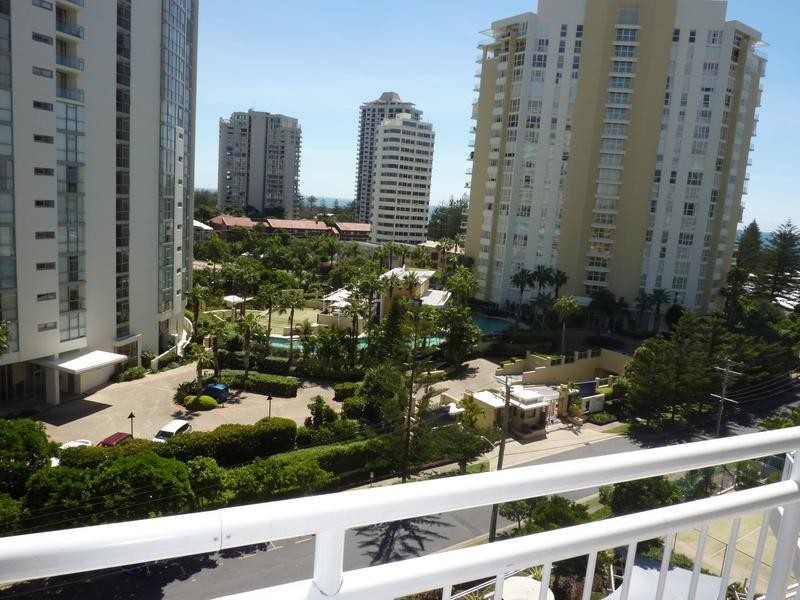 11 Hughes Avenue, Main Beach QLD 4217