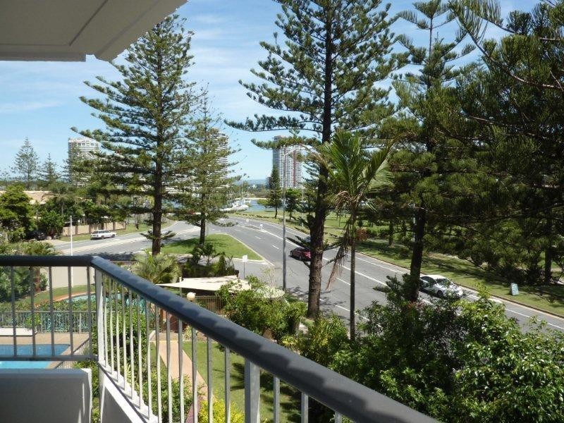 18 Macarthur Parade, Main Beach QLD 4217