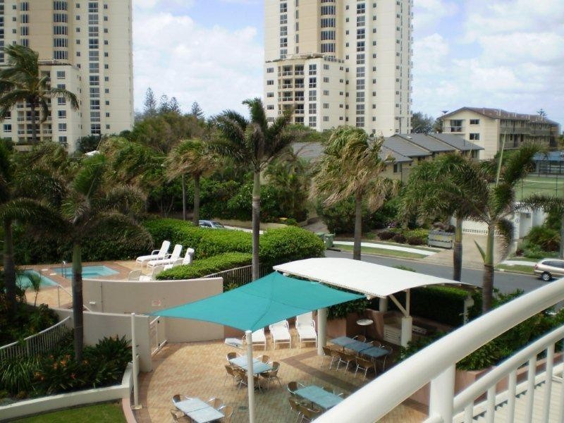 52 Pacific Street, Main Beach QLD 4217