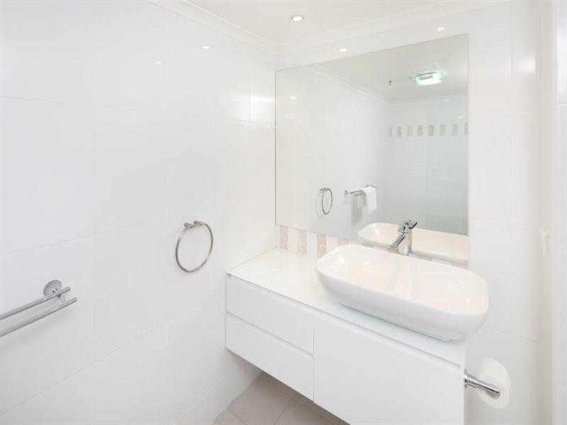 29 Woodroffe Avenue, Main Beach QLD 4217