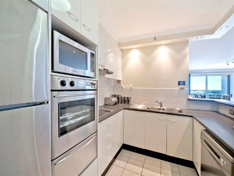 17 Hughes Avenue, Main Beach QLD 4217