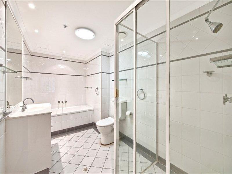 17 Hughes Avenue, Main Beach QLD 4217