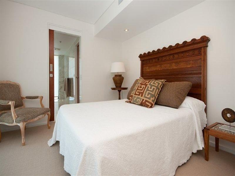 24 Hughes Avenue, Main Beach QLD 4217