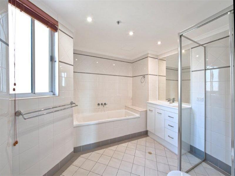 11 Hughes Avenue, Main Beach QLD 4217