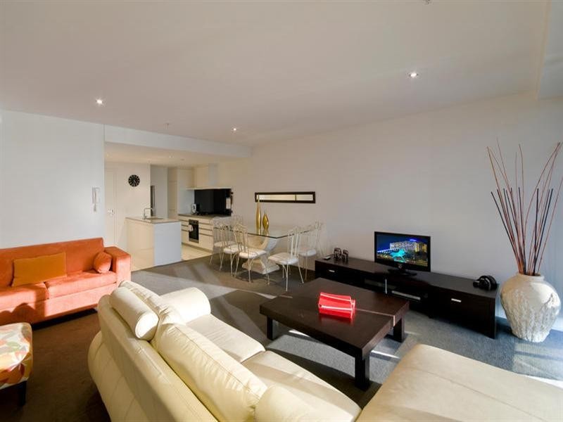 9 Ferny Avenue, Surfers Paradise QLD 4217