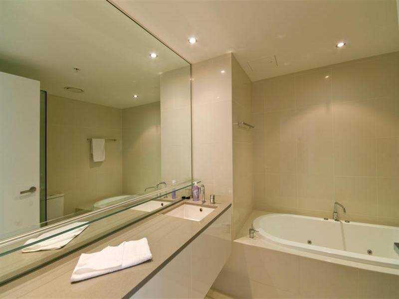 9 Ferny Avenue, Surfers Paradise QLD 4217