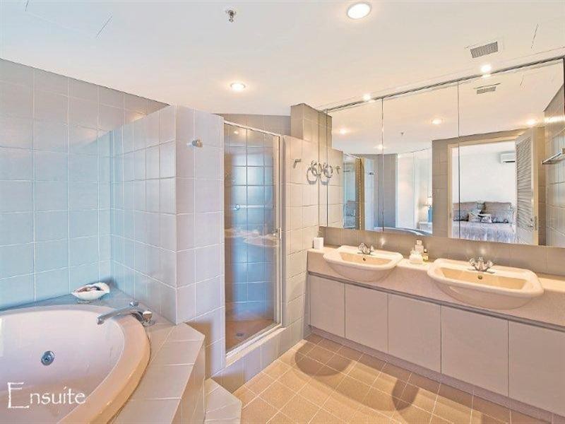 1 Peak Avenue, Main Beach QLD 4217