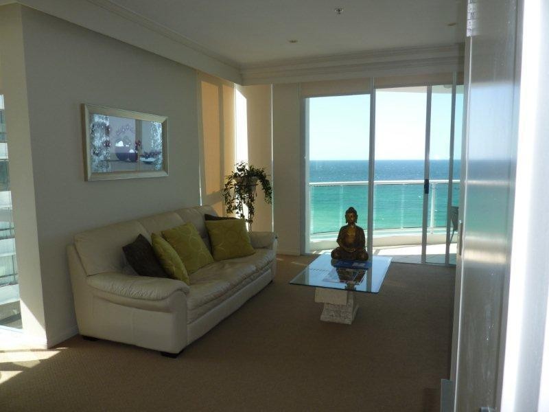 5 Woodroffe Avenue, Main Beach QLD 4217