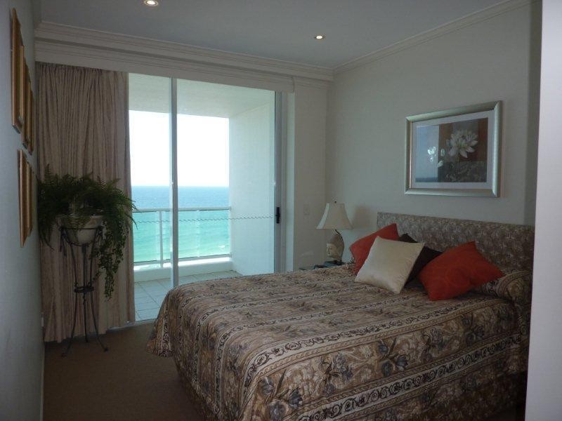 5 Woodroffe Avenue, Main Beach QLD 4217