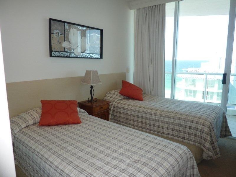 5 Woodroffe Avenue, Main Beach QLD 4217