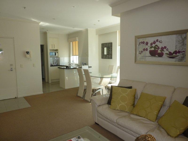 5 Woodroffe Avenue, Main Beach QLD 4217