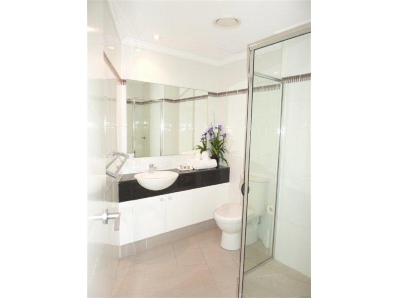 5 Woodroffe Avenue, Main Beach QLD 4217