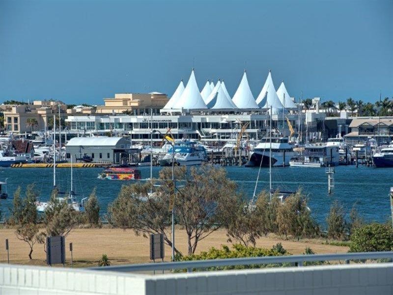 1 Como Crescent, Southport QLD 4215