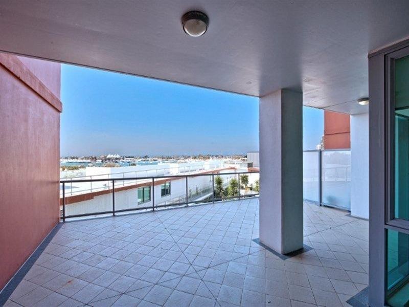 1 Como Crescent, Southport QLD 4215