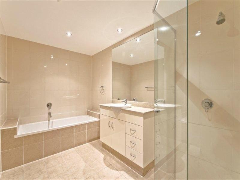 1 Como Crescent, Southport QLD 4215