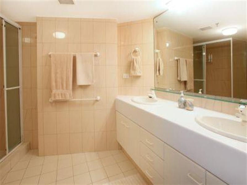 3 Cunningham Avenue, Main Beach QLD 4217