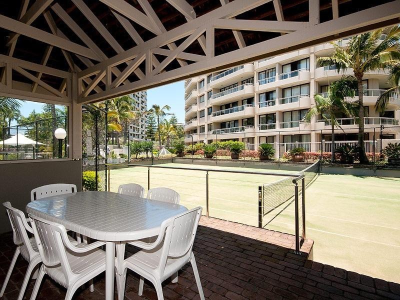 13 Cunningham Avenue, Main Beach QLD 4217