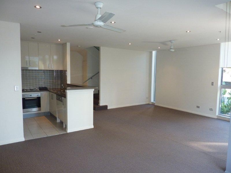 4 Como Crescent, Southport QLD 4215