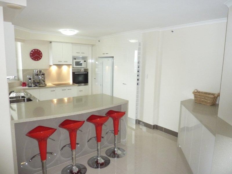 17 Hughes Avenue, Main Beach QLD 4217