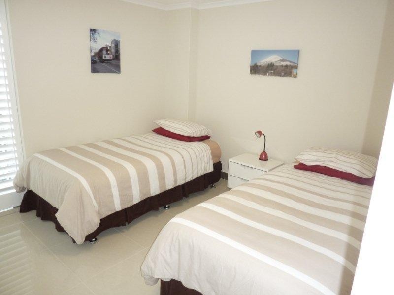 17 Hughes Avenue, Main Beach QLD 4217