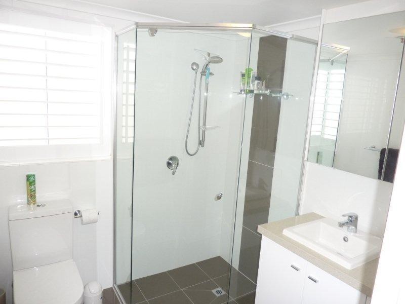 17 Hughes Avenue, Main Beach QLD 4217