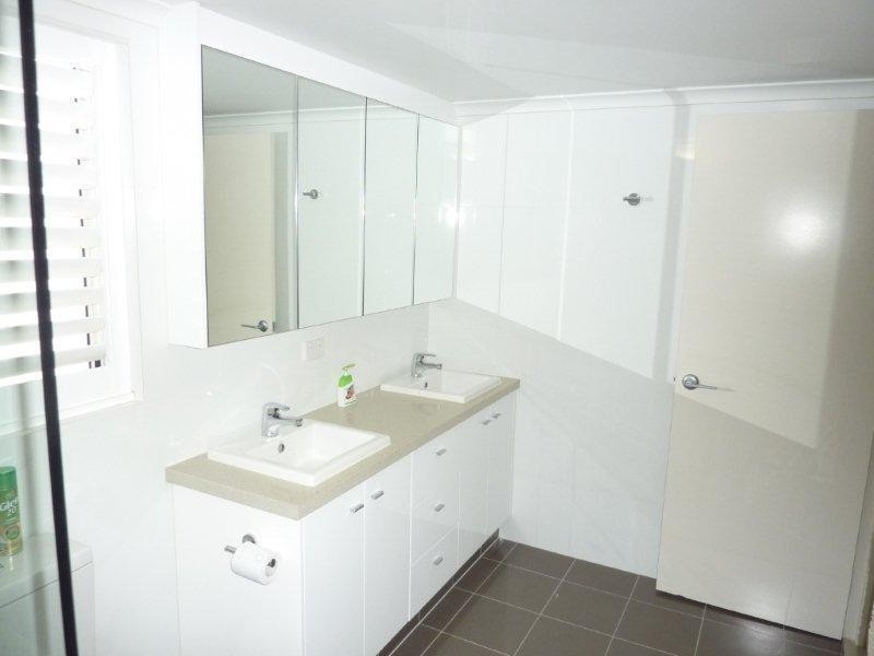 17 Hughes Avenue, Main Beach QLD 4217