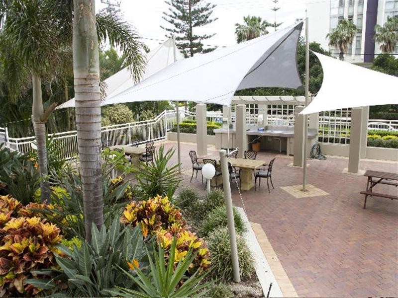 17 Hughes Avenue, Main Beach QLD 4217