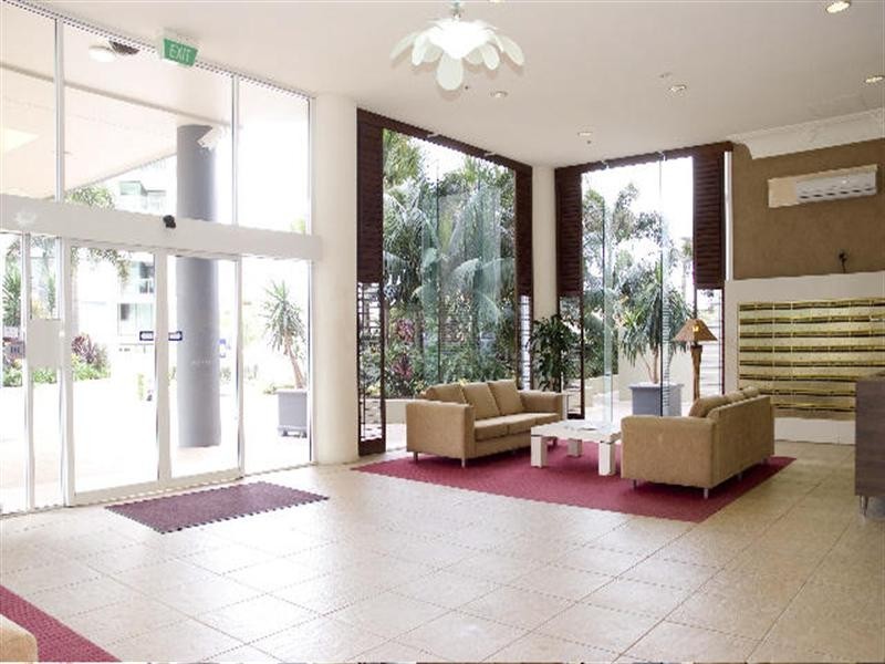 17 Hughes Avenue, Main Beach QLD 4217