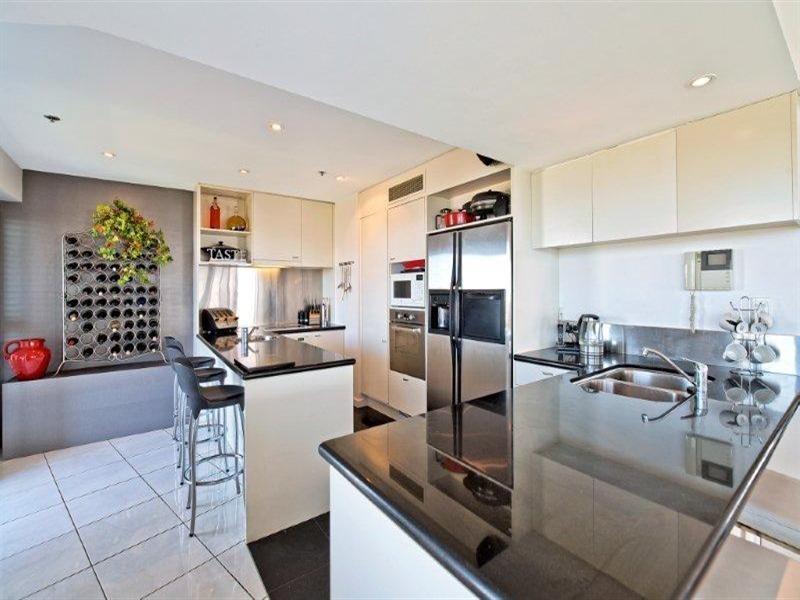 24 Breaker Street, Main Beach QLD 4217