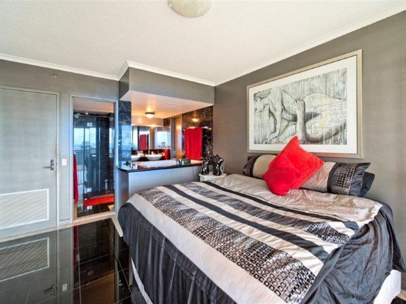 24 Breaker Street, Main Beach QLD 4217