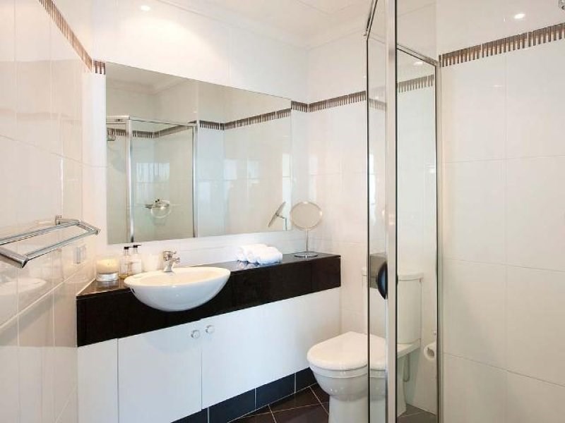 5 Woodroffe Avenue, Main Beach QLD 4217