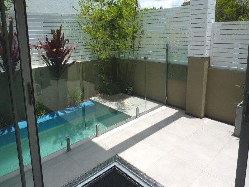 12 Oak Avenue, Surfers Paradise QLD 4217